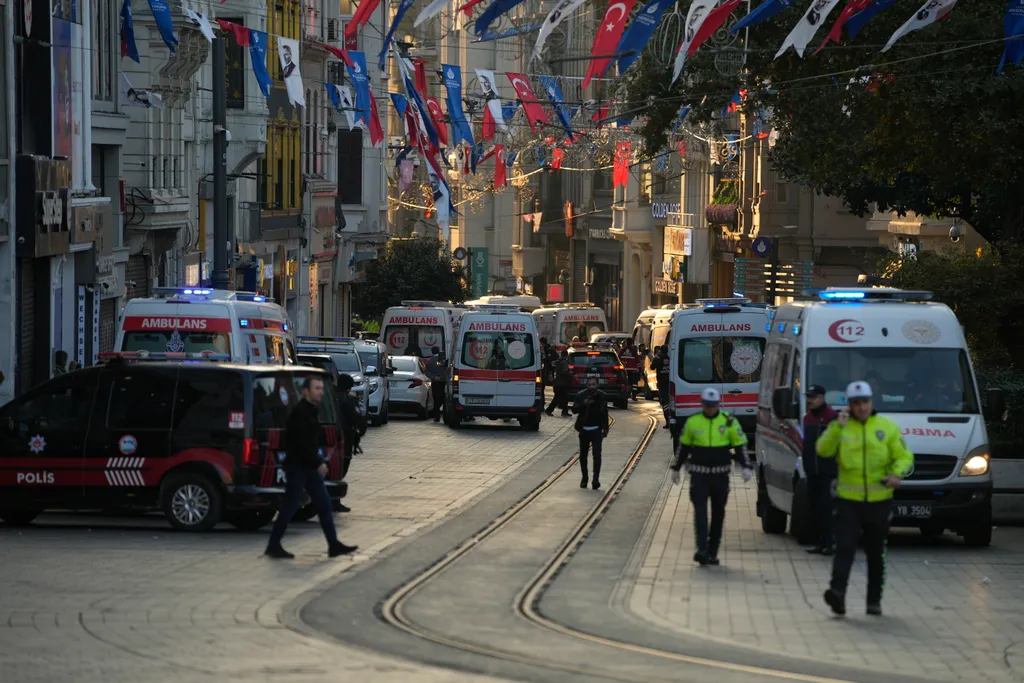 Isztambul, 2022. november 13.
Rendőrök és mentőalakulatok tagjai dolgoznak egy robbanás helyszínén Isztambul népszerű sétálóutcájában, az Istiklalon 2022. november 13-án. A detonációnak az első vizsgálatok szerint négy halottja és 38 sebesültje van. A robbanás eredete egyelőre ismeretlen.
MTI/AP/Francisco Seco