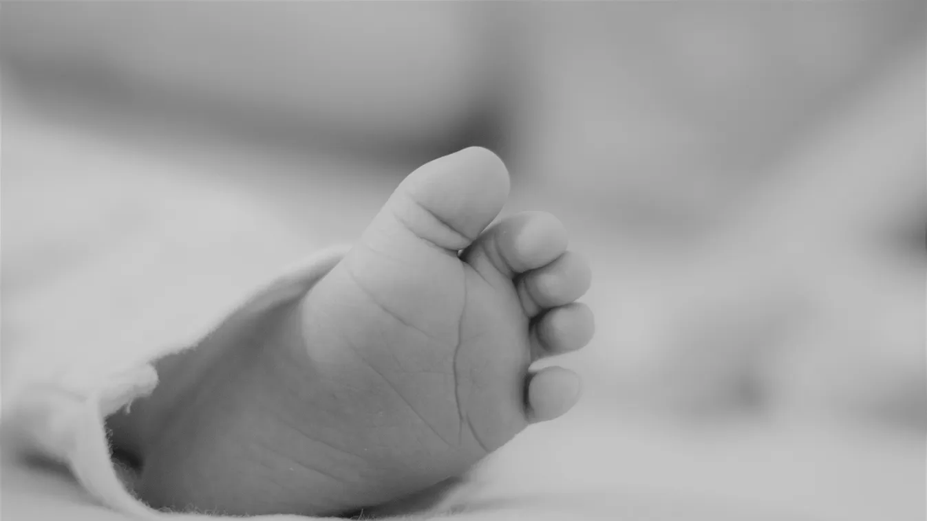 Szívszaggató fotó: családja zokogva, aprócska fehér koporsóban temette el a háború legfiatalabb áldozatát