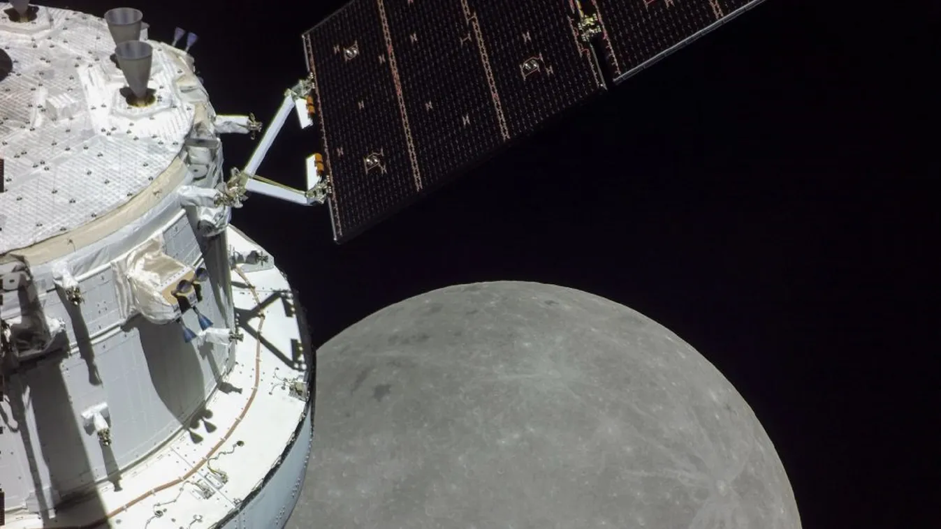 Szelfit készített a Holddal a háttérben a NASA Orion űrszondája