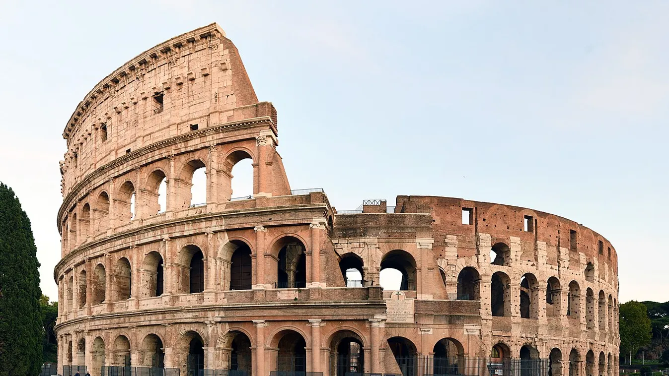 Drónrajok fényjátéka rajzolja az égre a Colosseum hiányzó részleteit