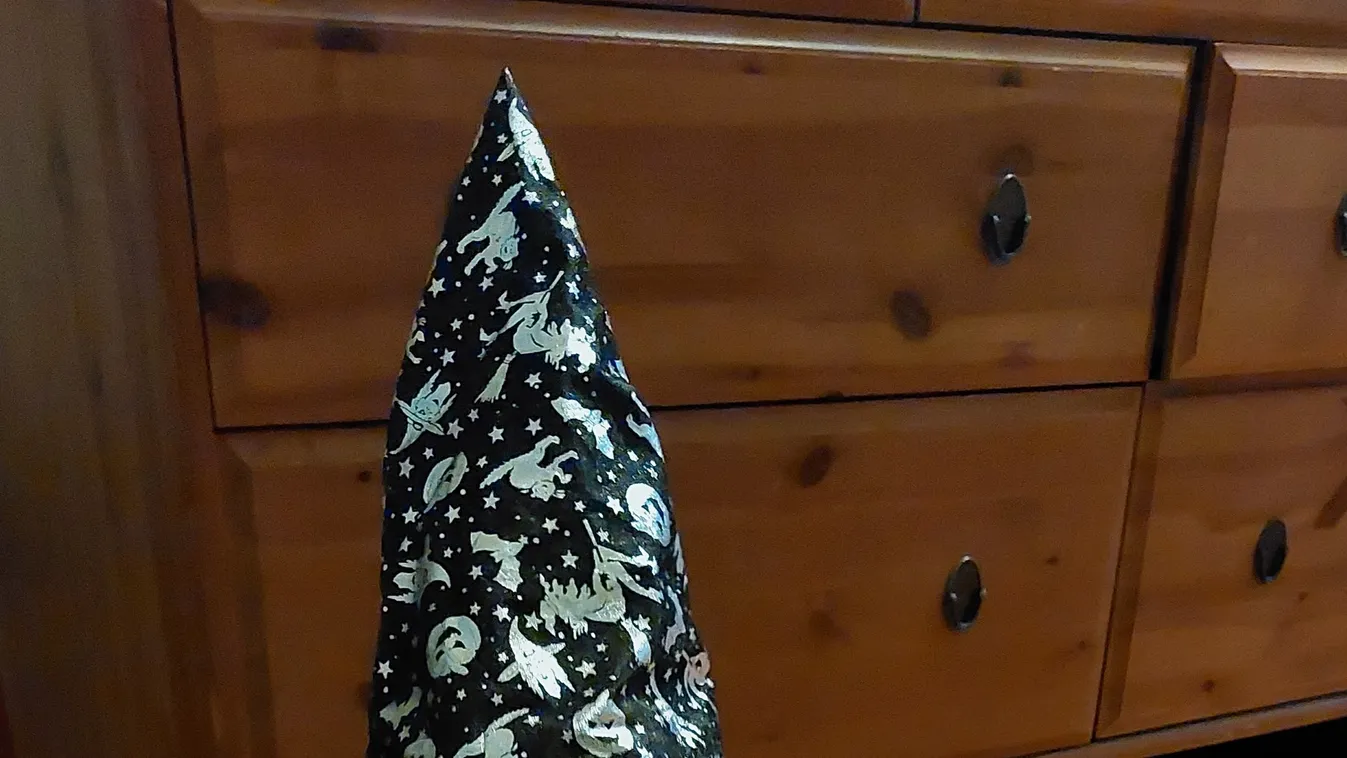 Babaprogram Halloween előtt: a fürdőszobai lefolyó nyalogatása