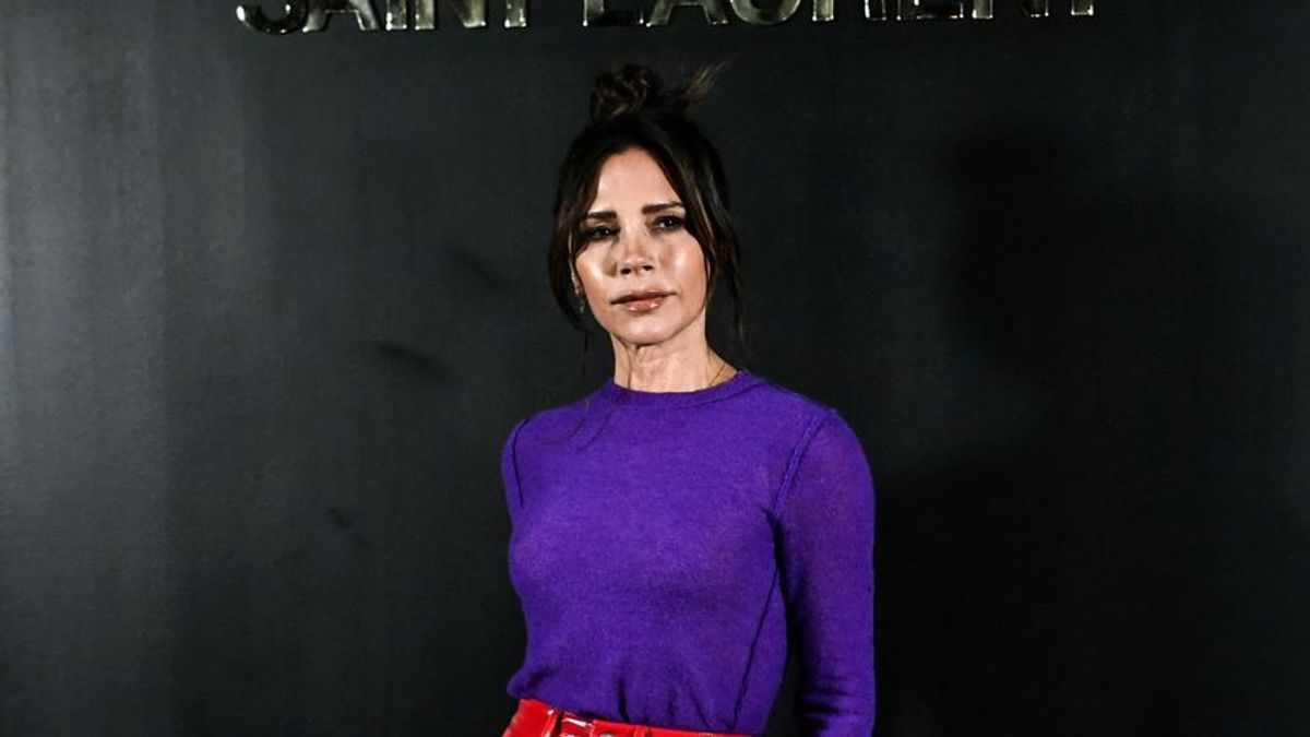 Szexi kivágott ruhában fogdossa a mellét Victoria Beckham