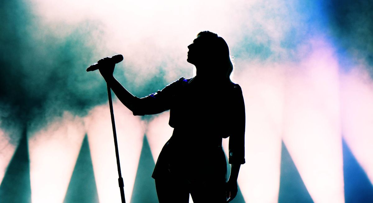 énekesnő, énekes, koncert, fellépés, Shutterstock illusztráció
