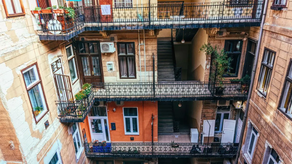 Budapest, ingatlan, lakás, lakások, körfolyosós ház, illusztráció, Shutterstock