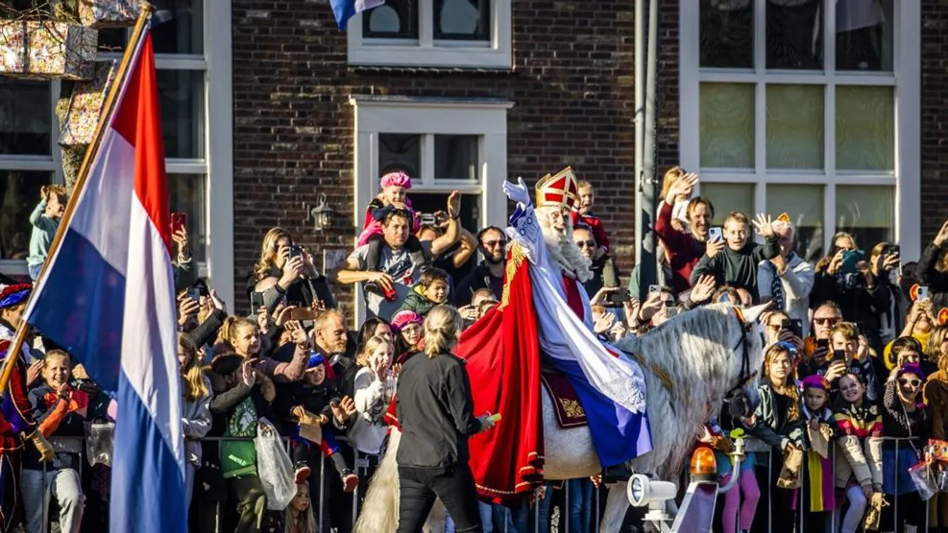 Videó: Hollandiába már megérkezett a Mikulás, hatalmas ünneplő tömeg várta
