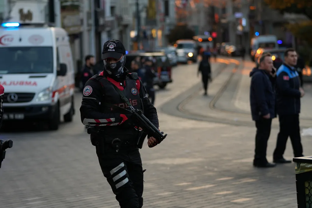 Isztambul, 2022. november 13.
Készenléti rendőr őrt áll egy robbanás helyszínén Isztambul népszerű sétálóutcájában, az Istiklalon 2022. november 13-án. A detonációnak az első vizsgálatok szerint négy halottja és 38 sebesültje van. A robbanás eredete egyelőre ismeretlen.
MTI/AP/Francisco Seco