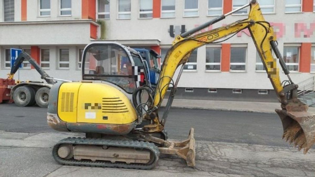 Holtrészegen csapatta a markolós a főút közepén, még a zsarukba is belekötött