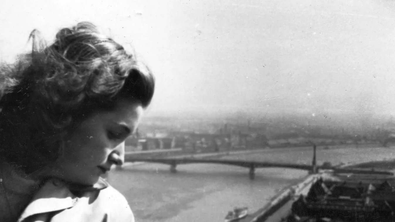 Fotókon a 70 éve újjáépített és átadott Petőfi híd