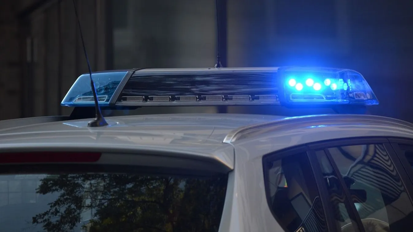 A tömegbe hajtott egy autó a karácsonyi vásáron, kitört a pánik