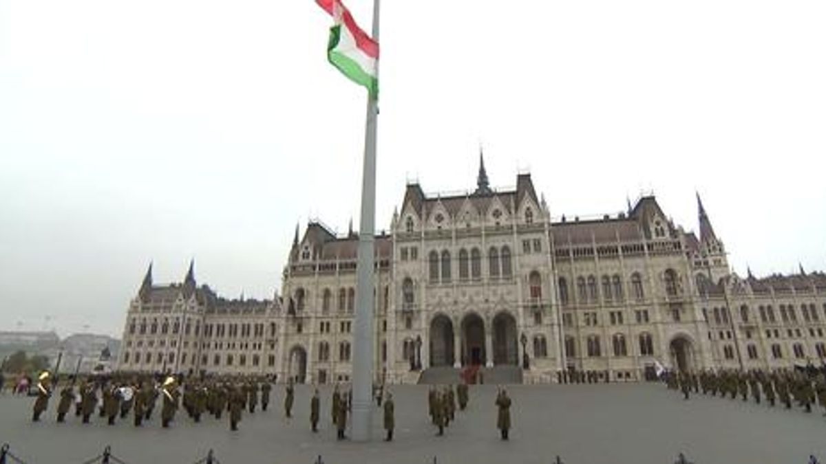 Nemzeti gyásznap: Felvonták, majd félárbócra engedték a nemzeti lobogót az Országház előtt