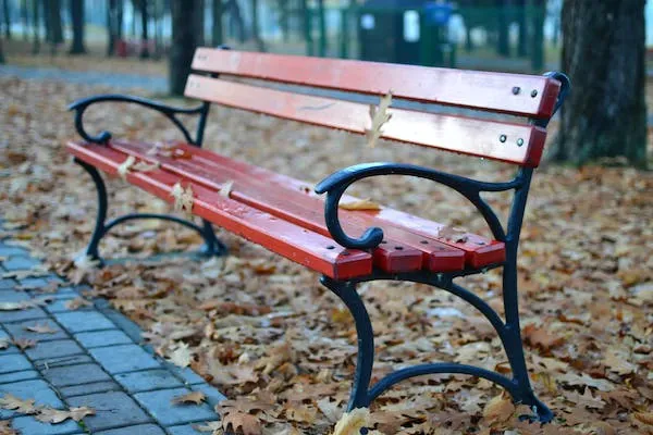 A férfit három gyilkosság után a padon találták meg.