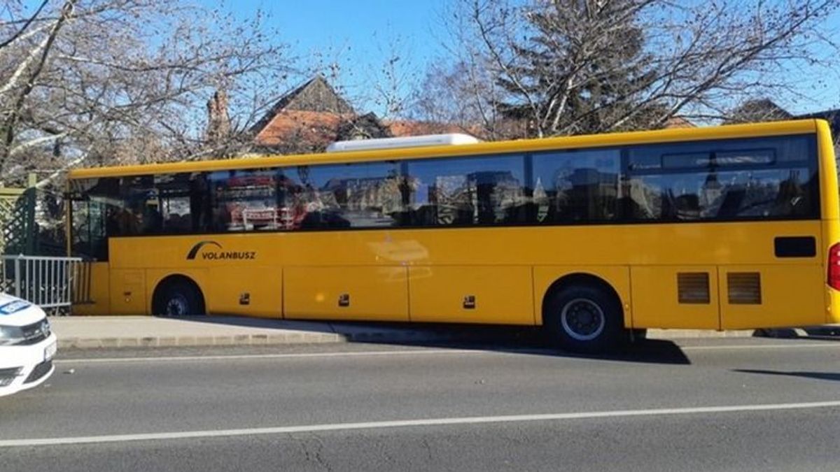 Autóval ütközött, majd átszakította egy híd korlátját egy busz Győrben