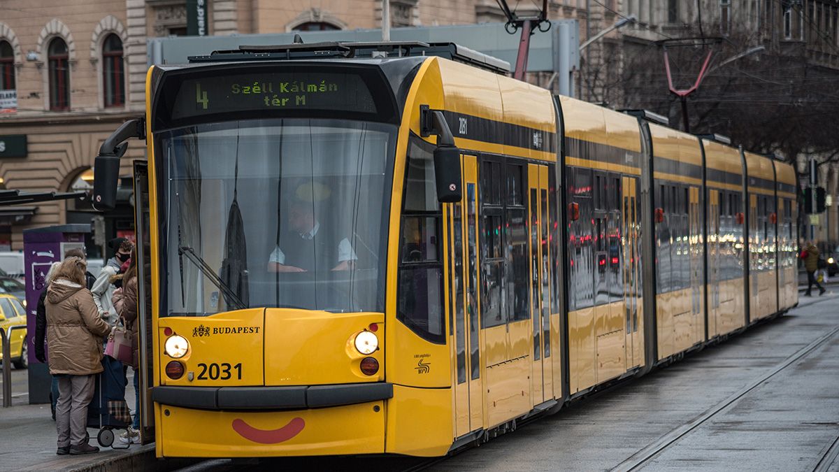 „Életem legundorítóbb élménye volt” – spermával kentek össze a 4-6-os villamoson egy tinédzser lányt