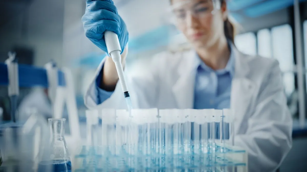 Medical,Research,Laboratory:,Portrait,Of,A,Beautiful,Female,Scientist,In