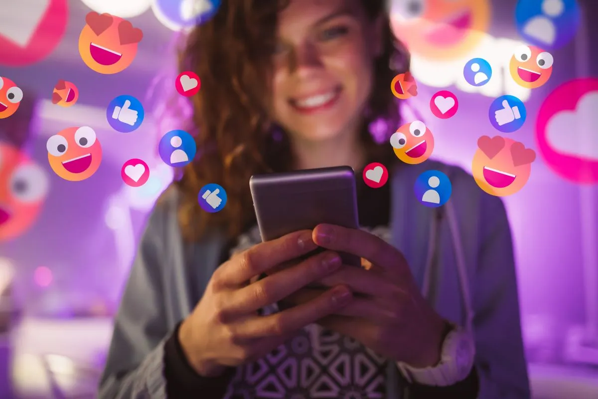 influenszer, közösségi média, okostelefon, lájkok, mobiltelefon, posztok, Shutterstock illusztráció