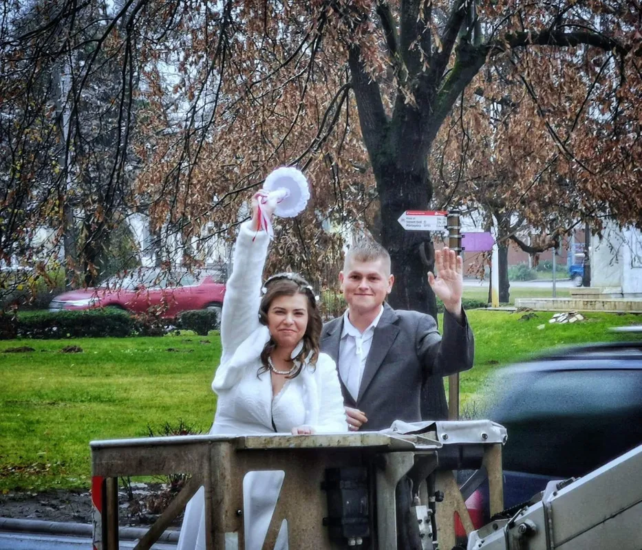 Átyim László és felesége az emelőkosárban