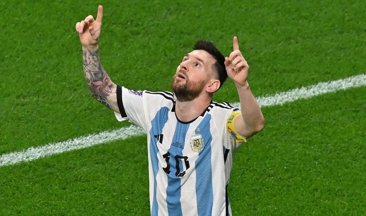 Messit föntről, a VIP-páholyban szurkoló szerettei doppingolják