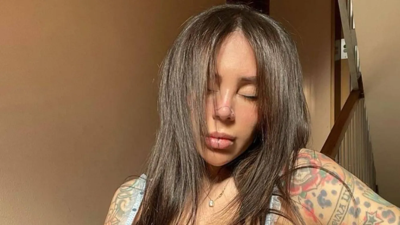 Nyílt utcán villantott meredező mellbimbót a szexi tetovált pornó -18+