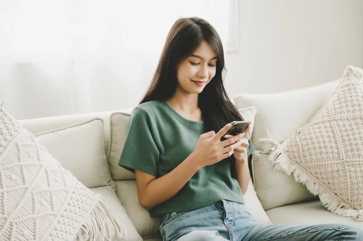 tinilány, lány, telefon, okostelefon, mobiltelefon, tini, Shutterstock illusztráció