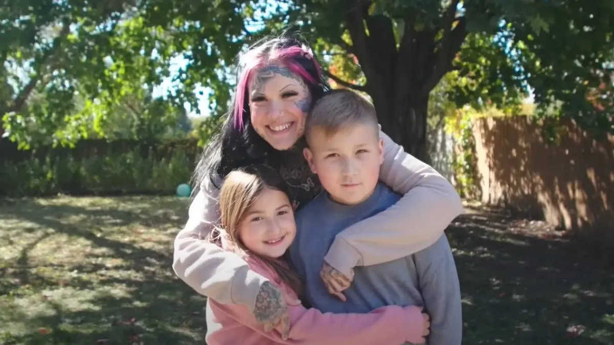 Kyla, tetovált anyuka (gyermekeivel) Truly, YouTube