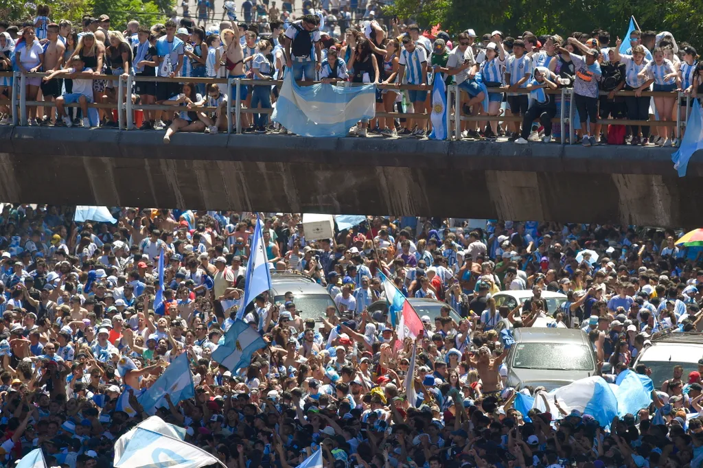 Buenos Aires, 2022. december 20.
A katari labdarúgó-világbajnokságról győztesen hazatérő argentin válogatott buszos diadalmenetére gyülekeznek szurkolók Buenos Airesben 2022. december 20-án.
MTI/AP/Gustavo Garello