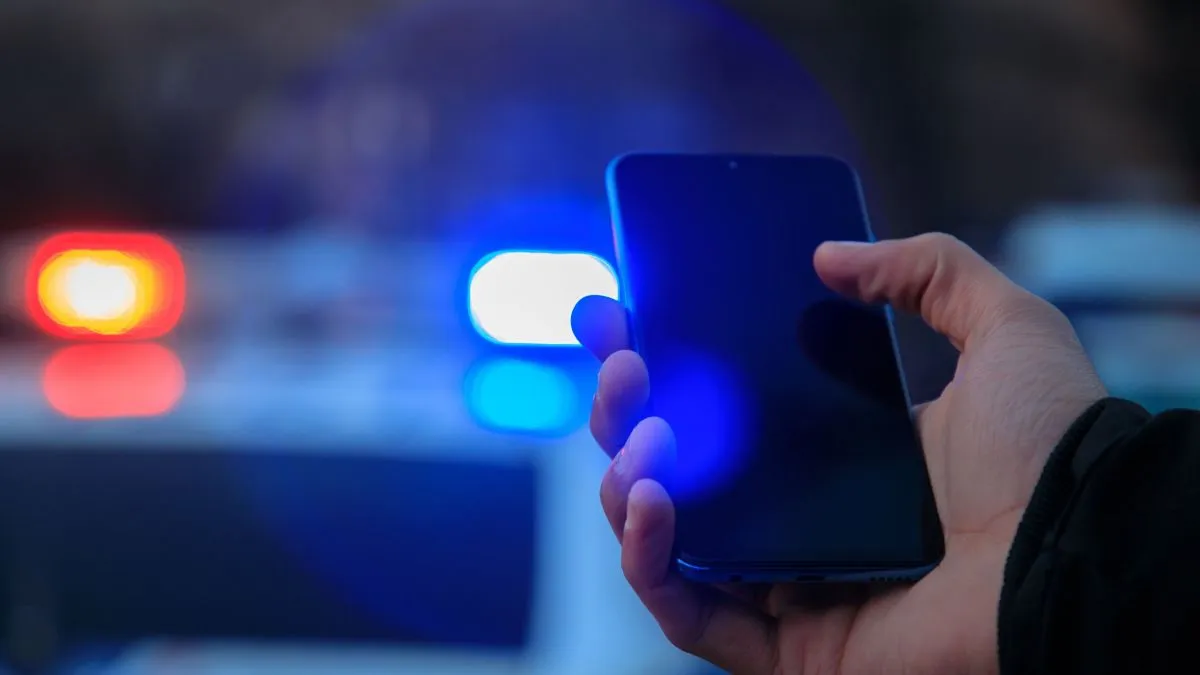 rendőr, rendőrség, telefon, telefonhívás, mobiltelefon, okostelefon, Shutterstock illusztráció