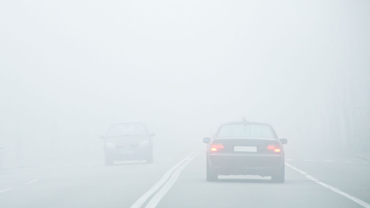 köd, autó, kocsi, autópálya, időjárás, Shuterstock illusztráció