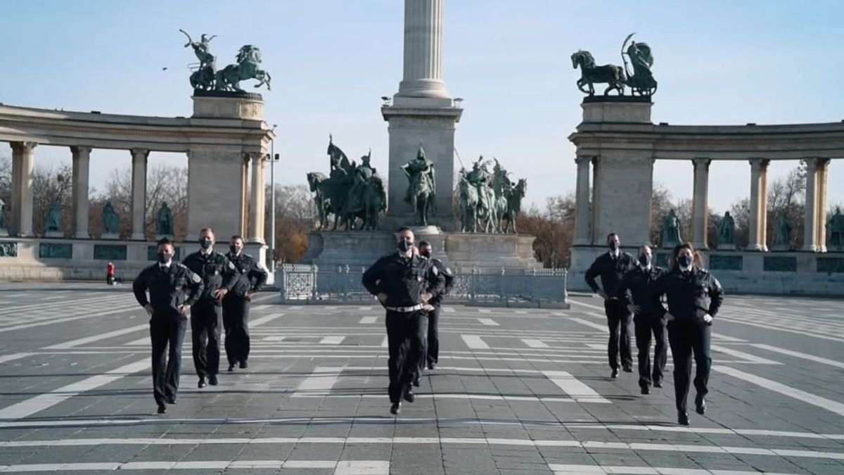 A világ legjobbjai közé választották a magyar rendőrök táncát - videó