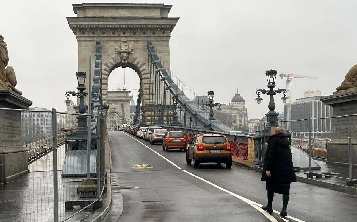 Autók a lezárt Lánchídon, Fotó: Metropol