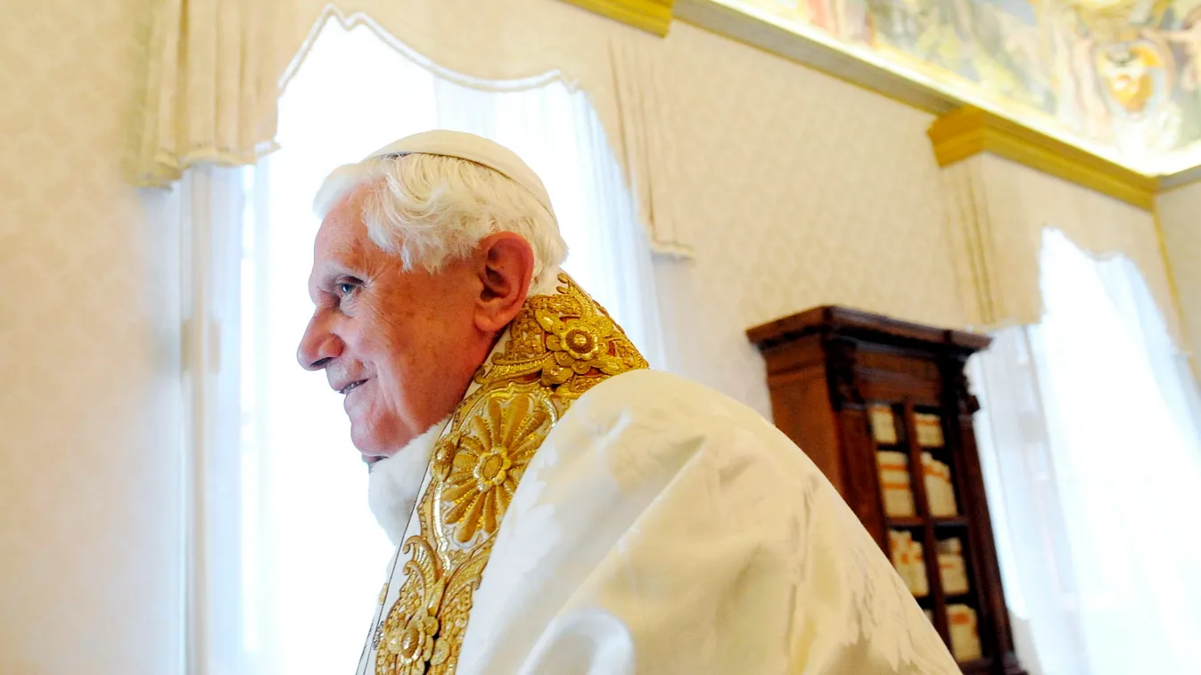 Elhunyt XVI. Benedek nyugalmazott pápa