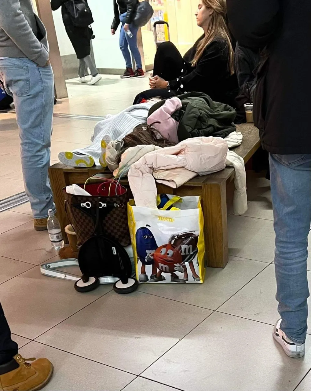 gyermekek, gyerekek, Ryanair, London, Budapest, repülőtér,