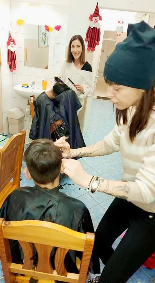 Dóri és Maja árva gyerekeknek hajvágással varázsol mosolyt az arcára

