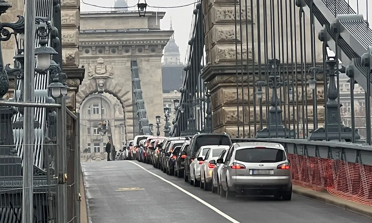 Autók a lezárt Lánchídon, Fotó: Metropol