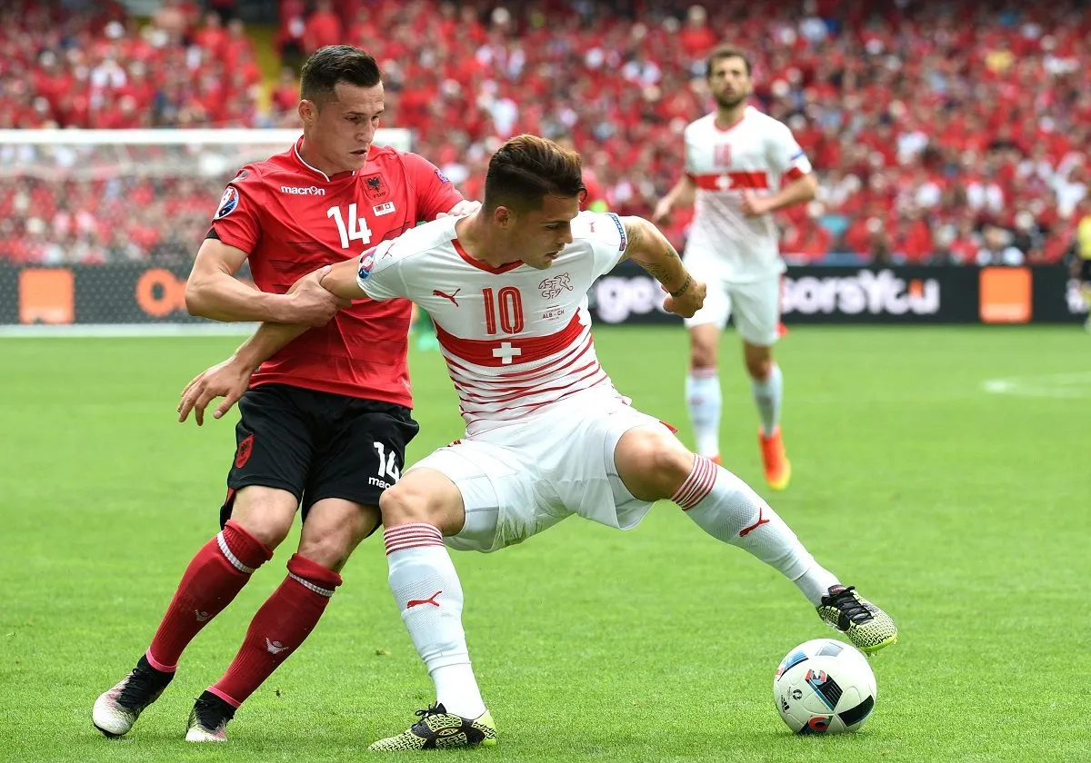 Taulant (balra) és Granit Xhaka (itt évekkel korábban, válogatottbeli ellenfelekként) a felét se tudják, milyen borzalmakon ment át az apjuk