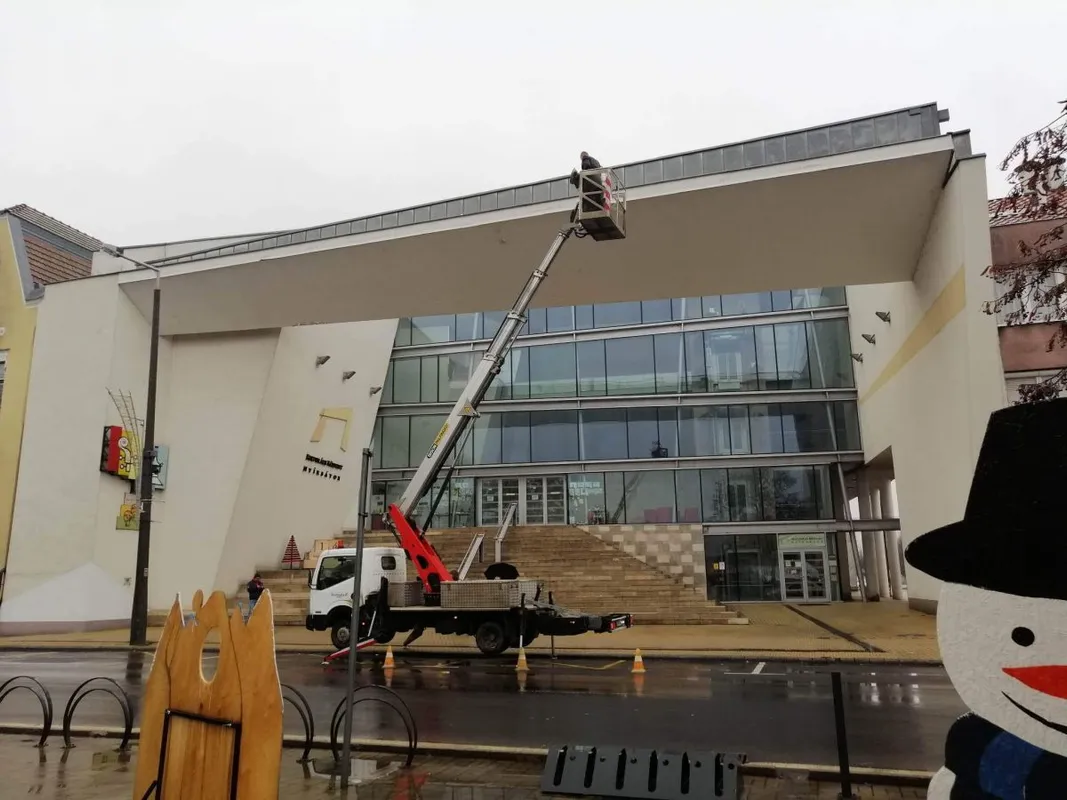 Átyim László és felesége 15 méter magasban, egy darus kocsi kosarában