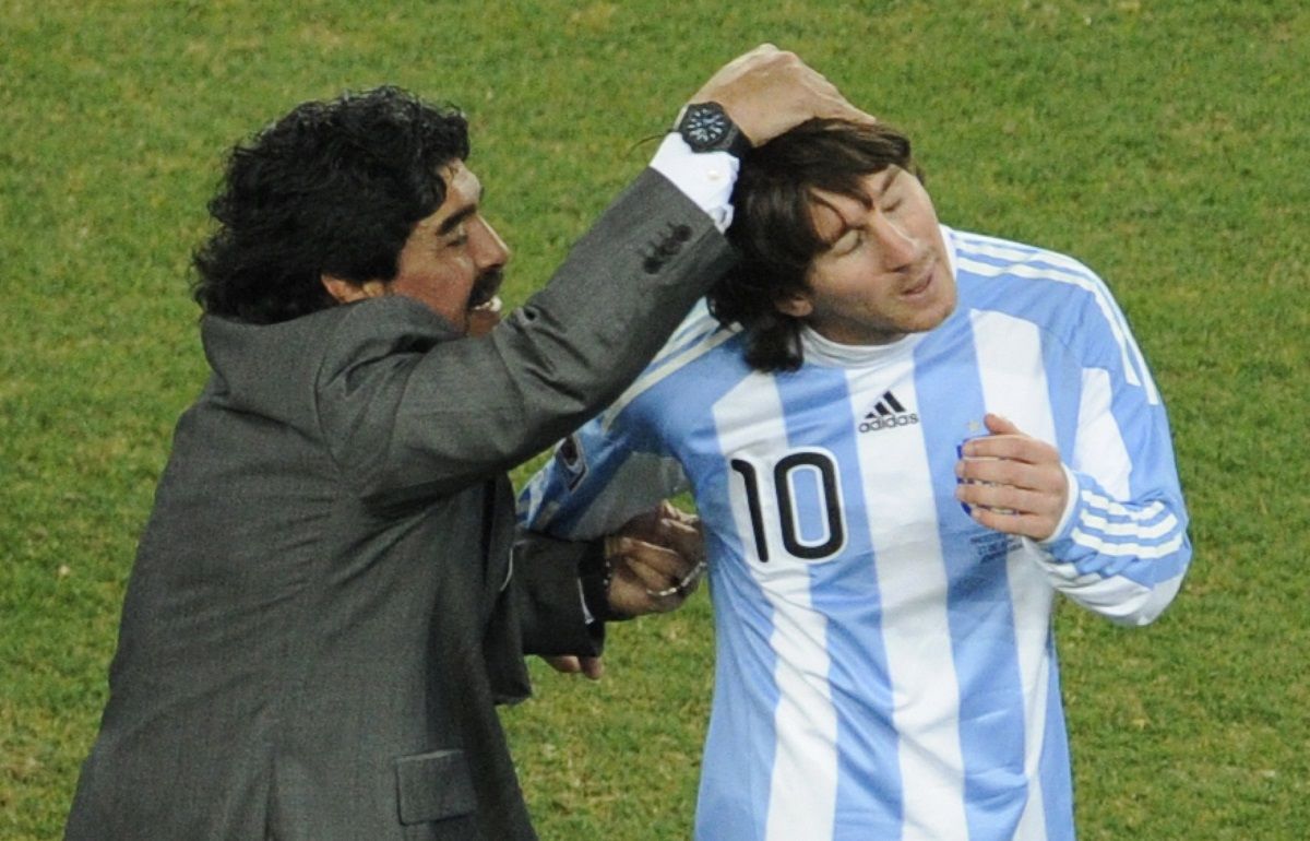 A 2010-es vb-n Maradona (balra) még szövetségi kapitányként dolgozott Messivel