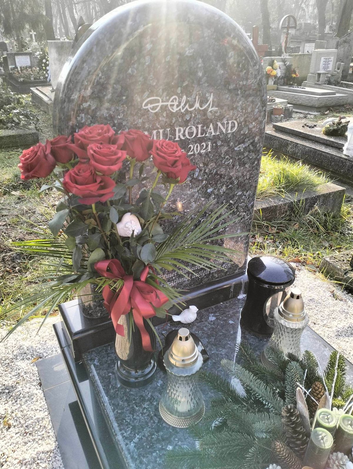 Damu Roland sírja, rejtélyes rózsacsokor, 2022. december