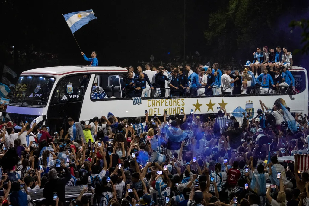 Buenos Aires, 2022. december 20.
A katari labdarúgó-világbajnokságról győztesen hazatérő argentin válogatottat köszöntik szurkolók a játékosok autóbuszos diadalmenetén Buenos Airesben 2022. december 20-án.
MTI/AP/Rodrigo Abd