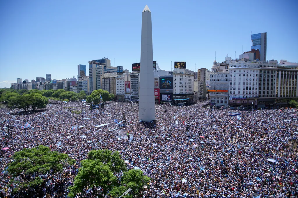 Buenos Aires, 2022. december 20.
A katari labdarúgó-világbajnokságról győztesen hazatérő argentin válogatott köszöntésére összegyűlt szurkolók a Buenos Aires-i obeliszk körül 2022. december 20-án.
MTI/AP/Matilde Campodonico