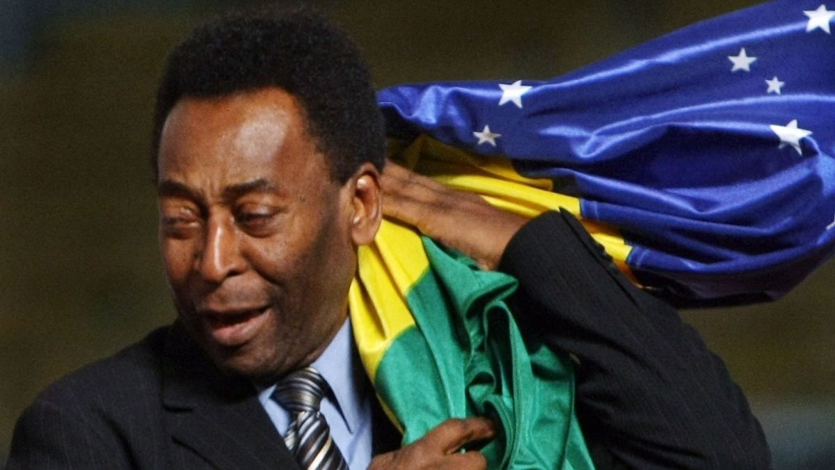 Pelé a csillagokkal díszített brazil zászlóval