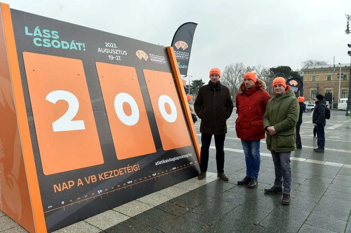 Sterbenz Tamás, a Magyar Testnevelési és Sporttudományi Egyetem rektora (balra), Schmidt Ádám, a Honvédelmi Minisztérium sportért felelős államtitkára és Németh Balázs