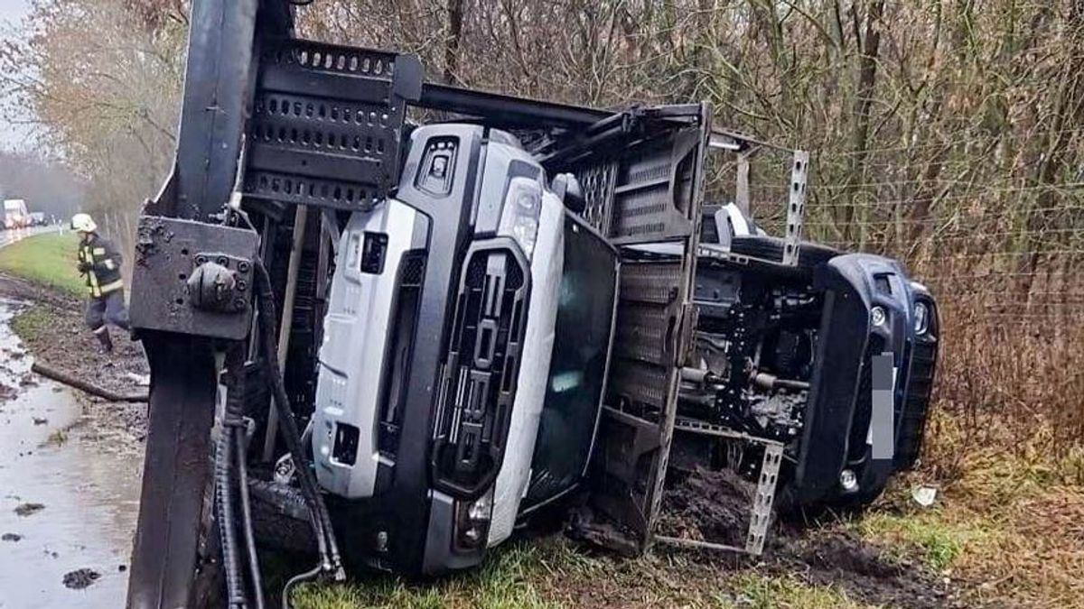 Fotó a helyszínről: Teljes rakományával felborult egy autószállító