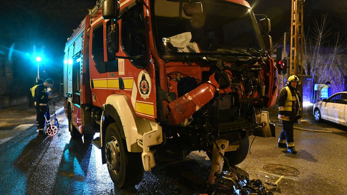 Tűzoltóautó és BKV busz ütközött a Budapesten