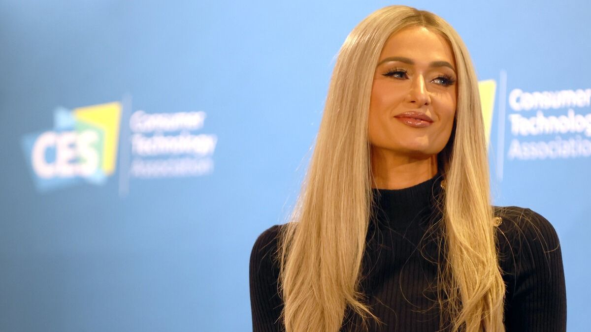 Teljes titokban anya lett Paris Hilton: fotót is osztott meg a babáról