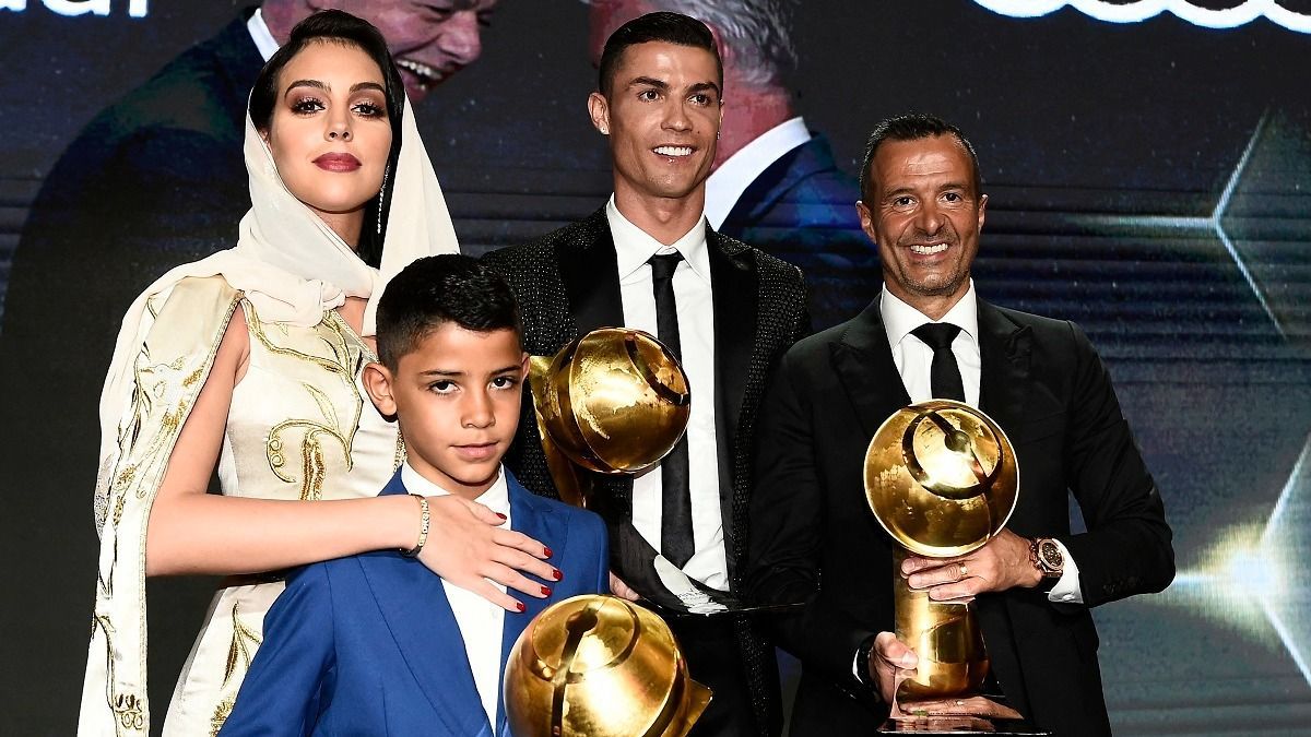 Amikor még jóban voltak: egy 2019-es díjkiosztón Ronaldo egyik oldalán Mendes, a másikon élettársa, Georgina és nagyfia, Cristiano Junior