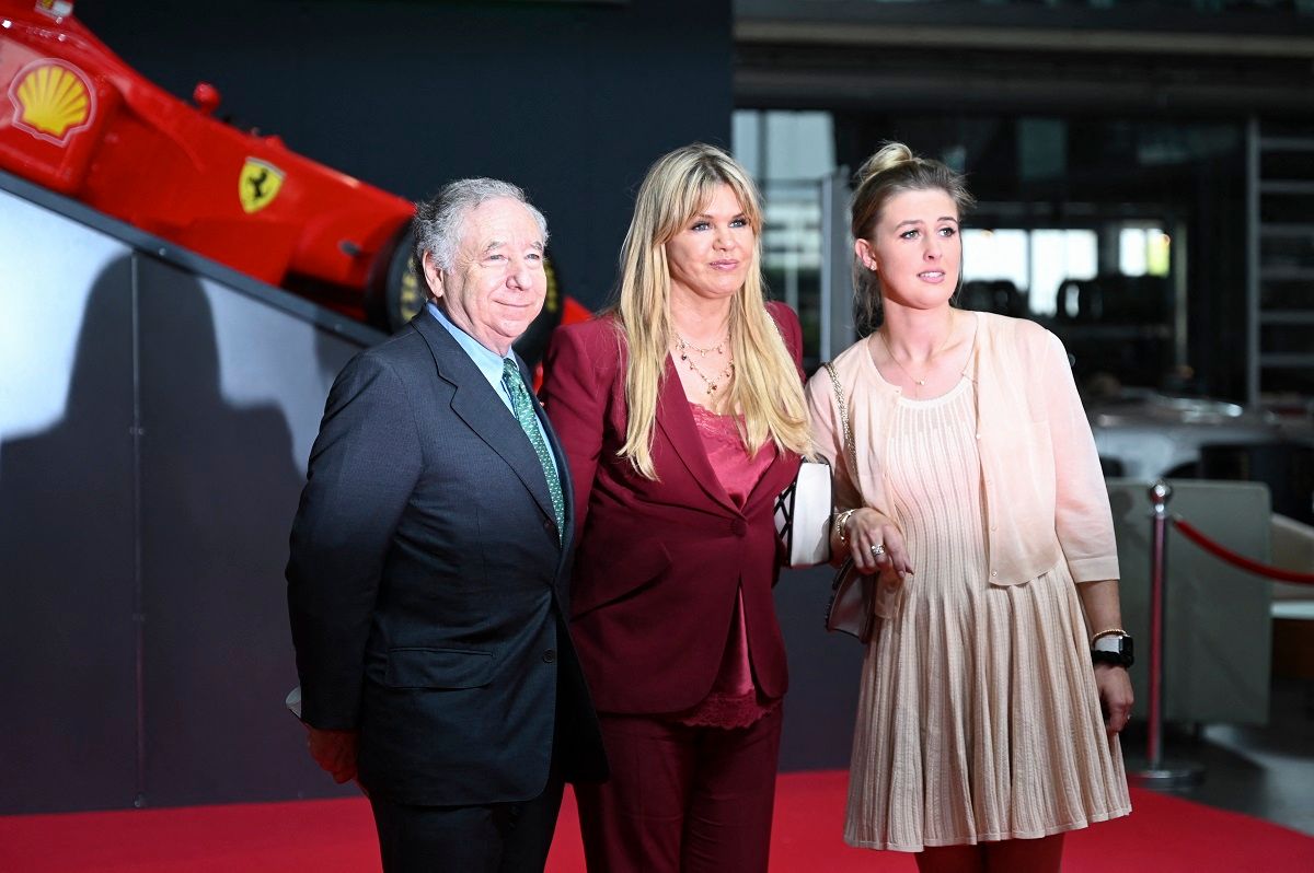 Gina Schumacher (jobbra) mellett édesanyja, Corinna és a korábbi Ferrari-vezető jóbarát, Jean Todt