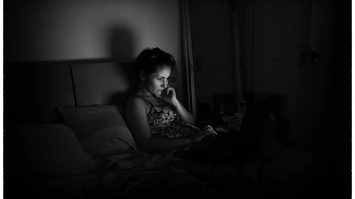 laptop, internet, sötét, dark, web, online, rossz hír, depresszió, nő, 