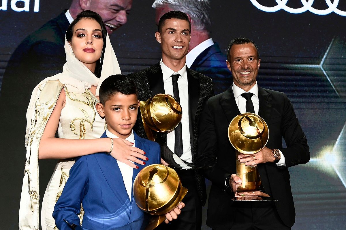 Amikor még minden rendben volt: Cristiano Ronaldo (középen) balján Mendes egy dubaji díjátadó gálán