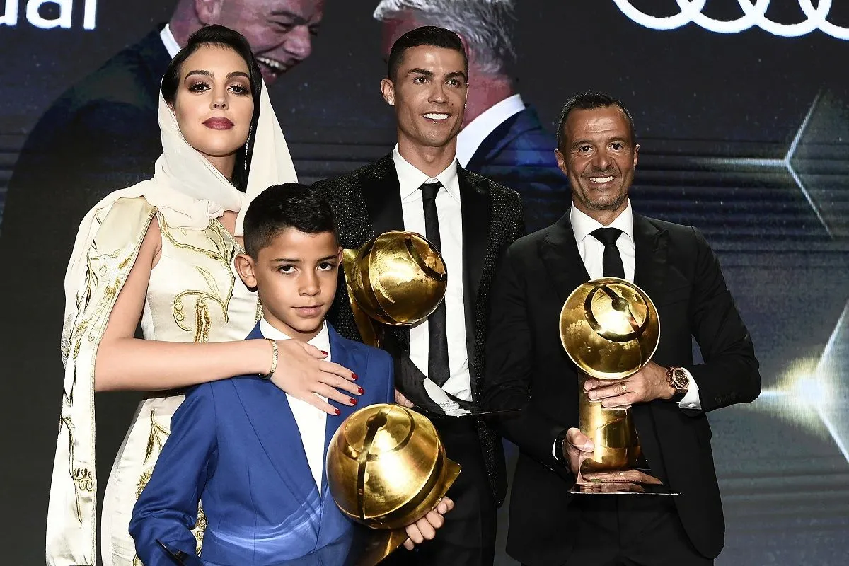 Amikor még minden rendben volt: Cristiano Ronaldo (középen) balján Mendes egy dubaji díjátadó gálán