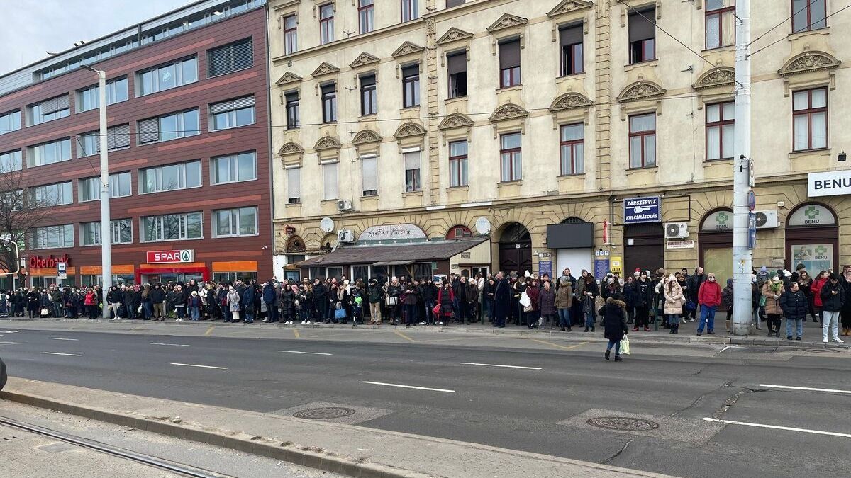 Hatalmas a tömeg a Puskás Ferenc Stadionnál, rengetegen várakoznak a pótlóbuszra